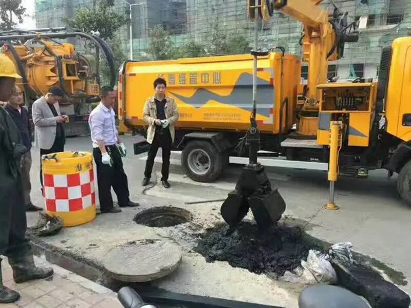 阿拉善左街道：网格员化身“清道夫”，为民解忧疏通“堵心”化粪池
