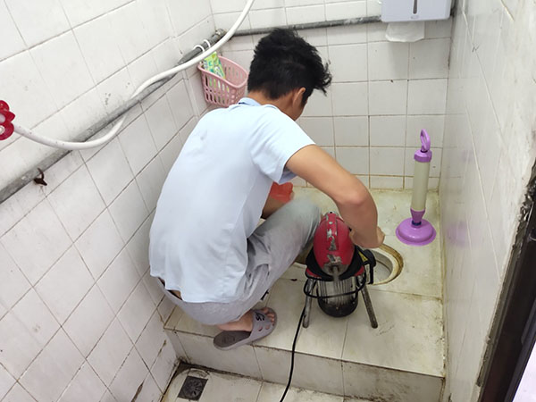 阿拉善左管道堵塞冒臭气 专业师傅现场解决问题