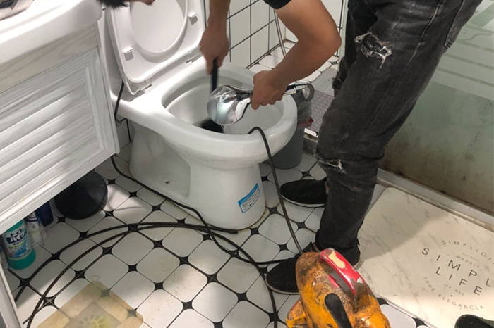 阿拉善左马桶堵塞自己疏通还是找师傅?专业上门服务让你省时更省心