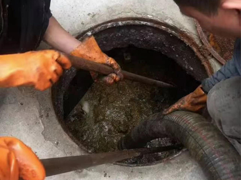 阿拉善左清理化粪池时如何避免沼气的危害?